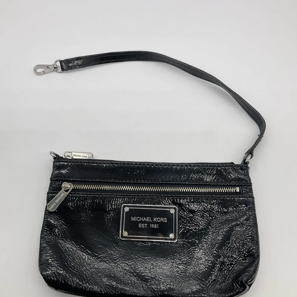 MICHAEL KORS LARGE PATENT LEATHER WRISTLET - Picture 5 of 5